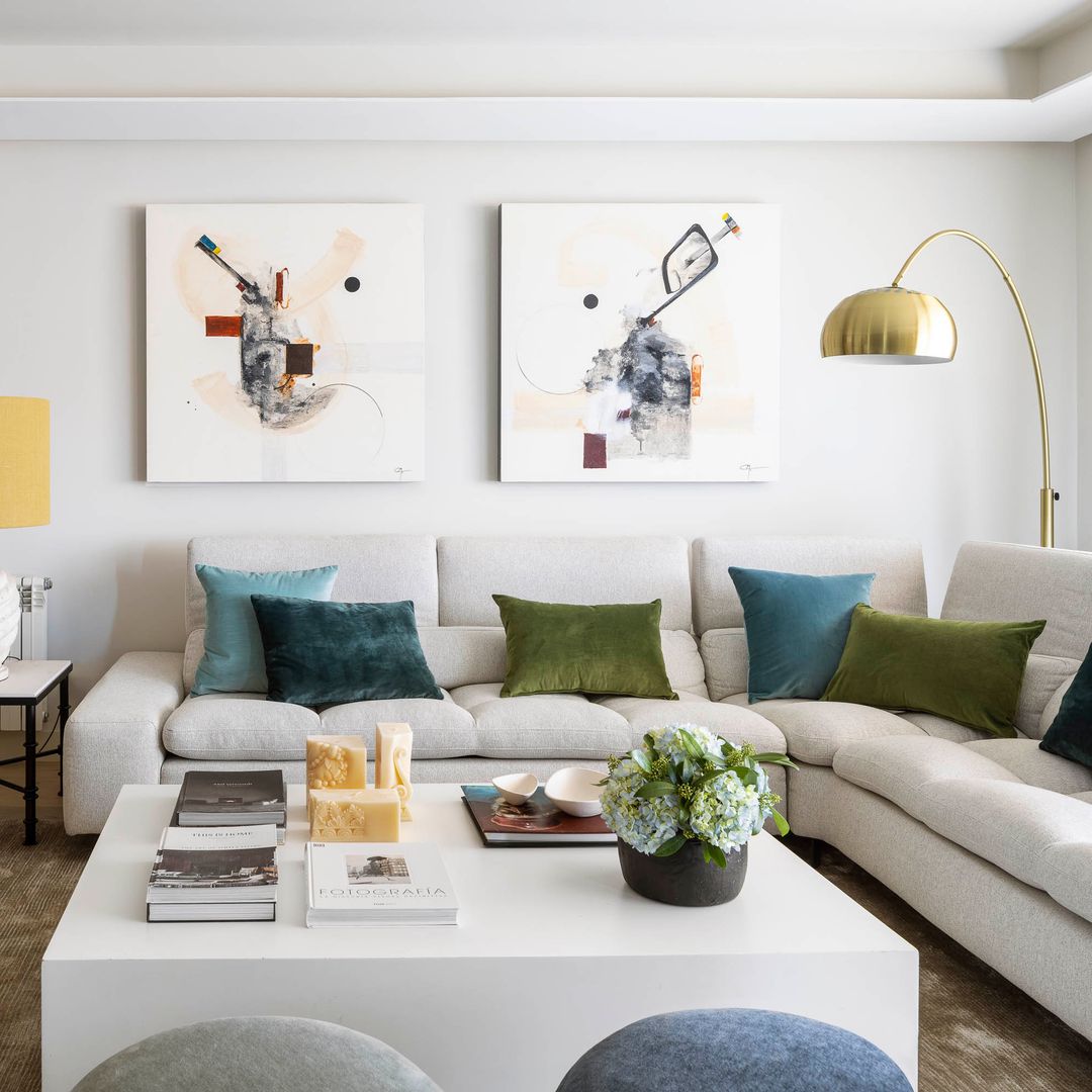 Luz, madera de nogal y diseño a medida: la reforma de un piso de 130 m² en Madrid para transformarlo en un espacio único