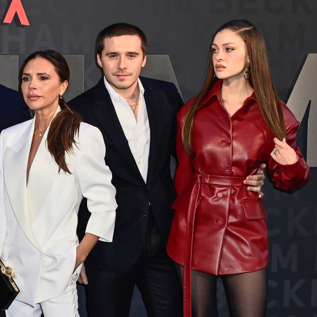 Nicola Peltz parece incómoda en la foto familiar