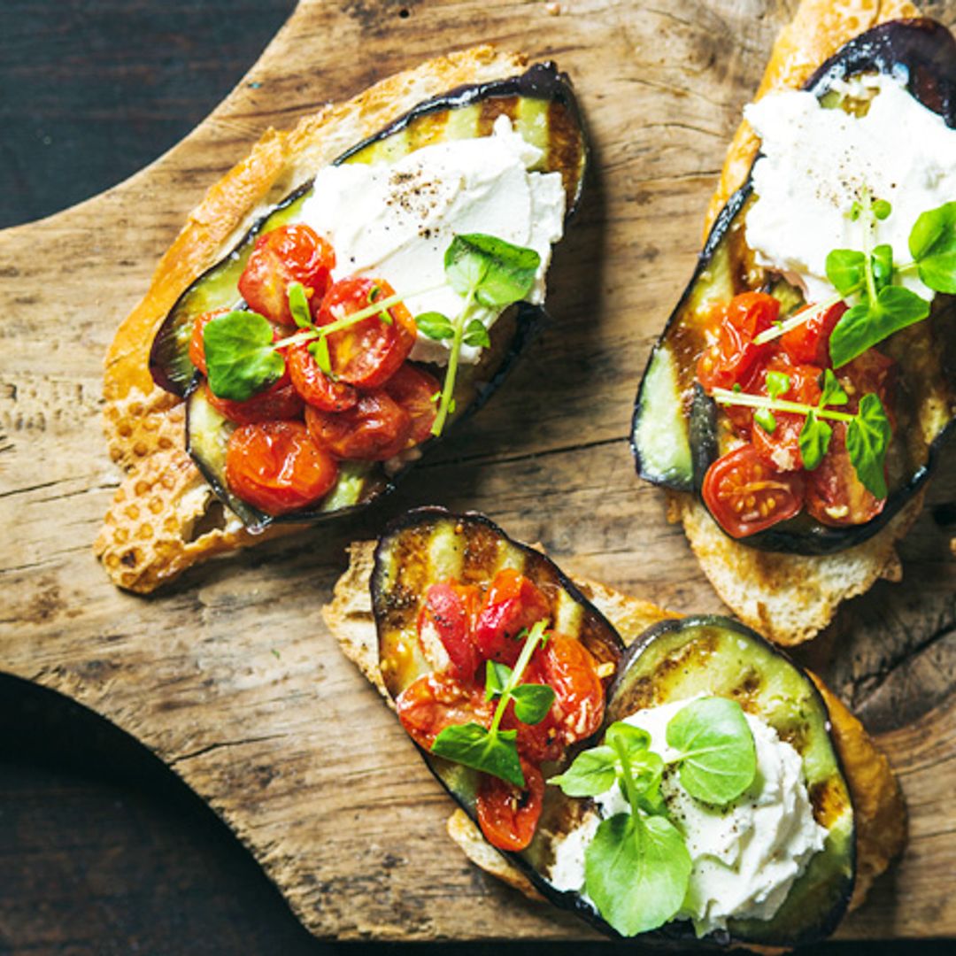 Tostas de berenjena, queso y tomates 'cherry'
