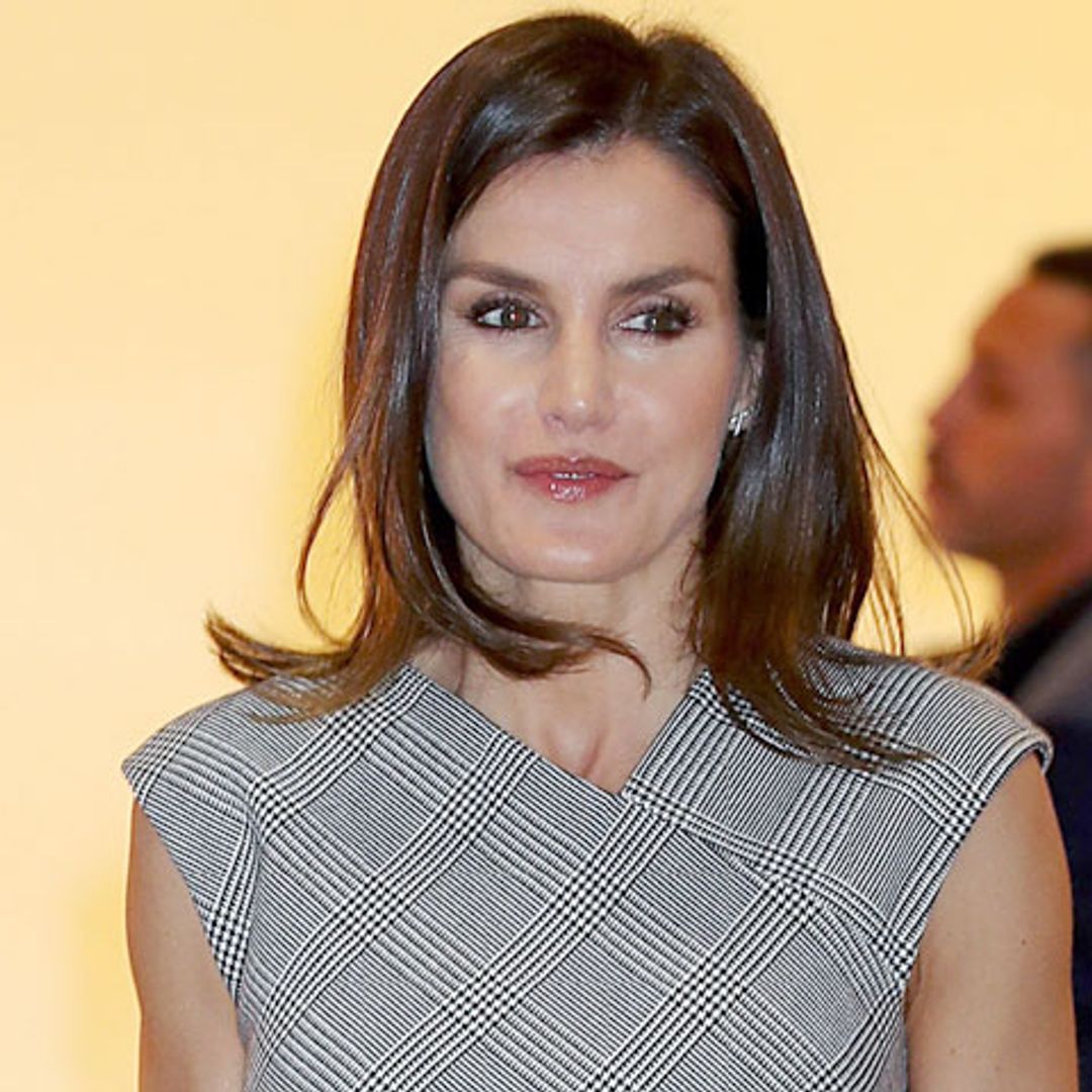 Doña Letizia amplía su colección de vestidos estampados con truco