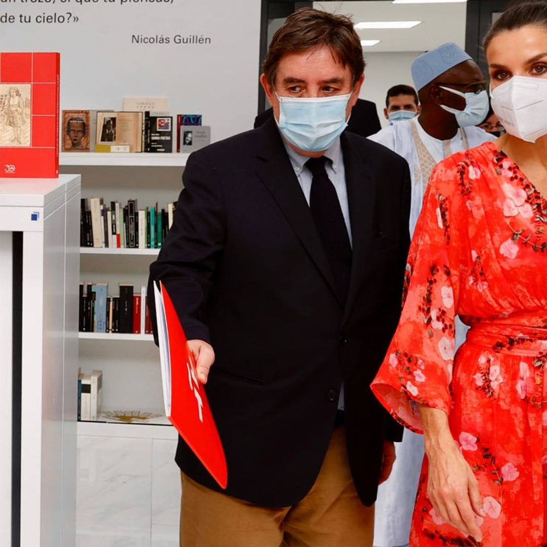 Luis García Montero, junto a la Reina, en su primer acto público tras la muerte de su esposa, Almudena Grandes