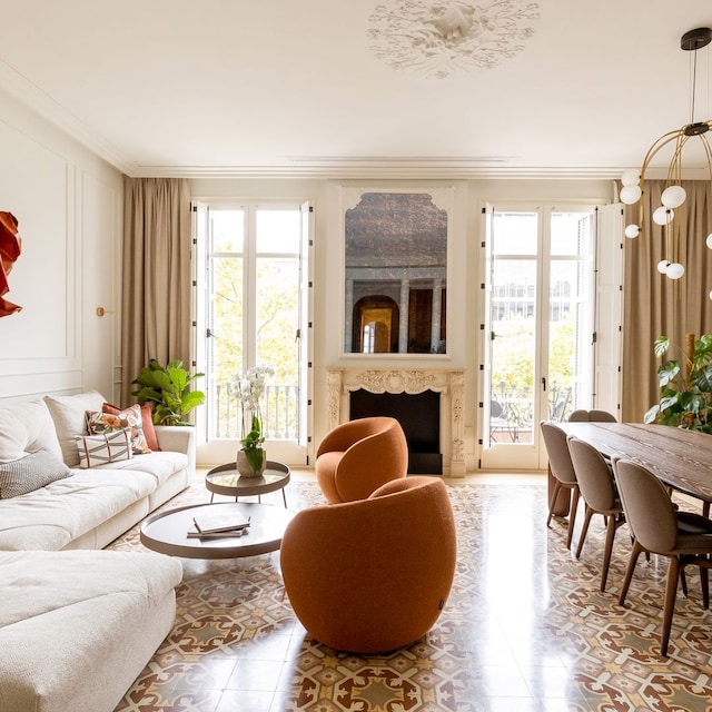 Salón-comedor con ventanales de estilo clásico