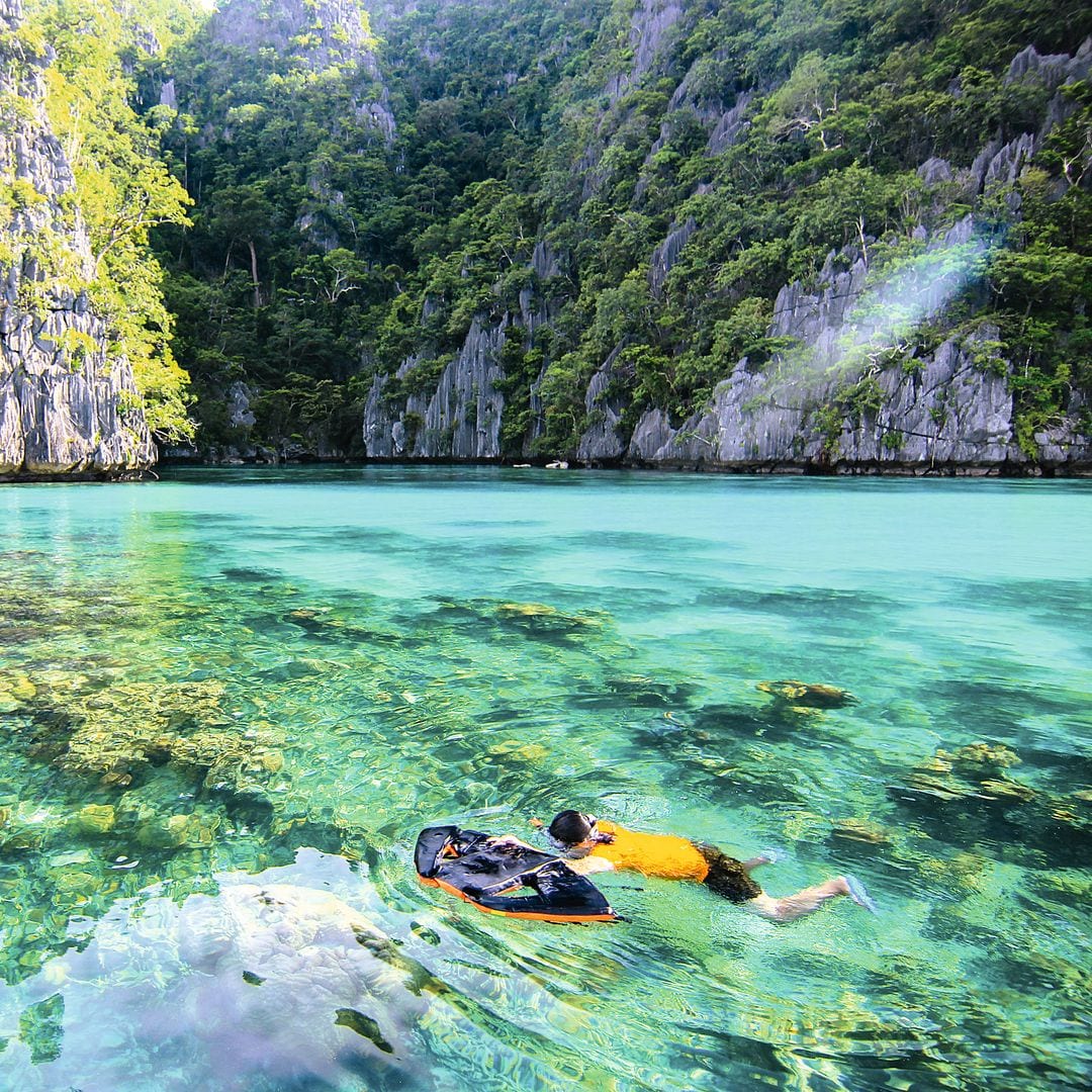 Practicando snorkel en las cristalinas aguas de la isla de Coron, en el archipiélago de las Calamian, Filipinas