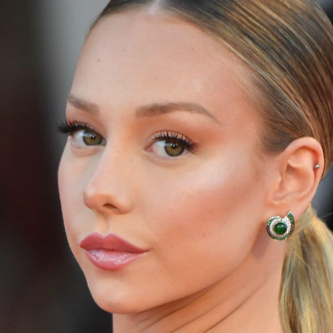 Con coleta XL y vestido lencero, Ester Expósito arrasa en Venecia con su look 'Hollywood'