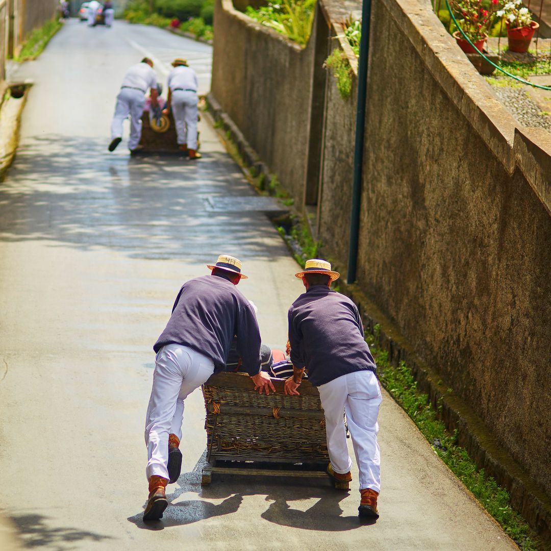 trineo de madera cuesta abajo en Funchal, isla de Madeira