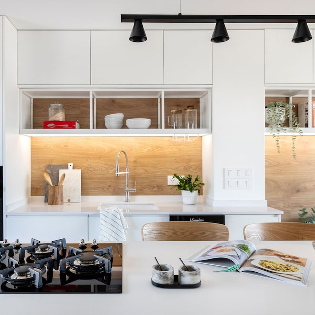 Cocina blanca iluminada