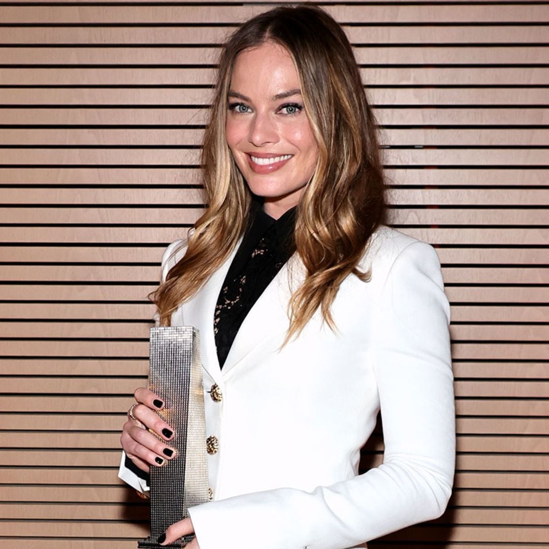 El traje de Margot Robbie y las transparencias de las supermodelos para una noche de premios