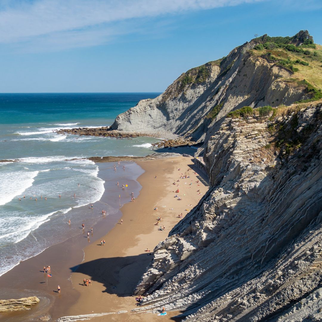 La espectacular playa de Zumaia donde las rocas parecen hechas de hojaldre