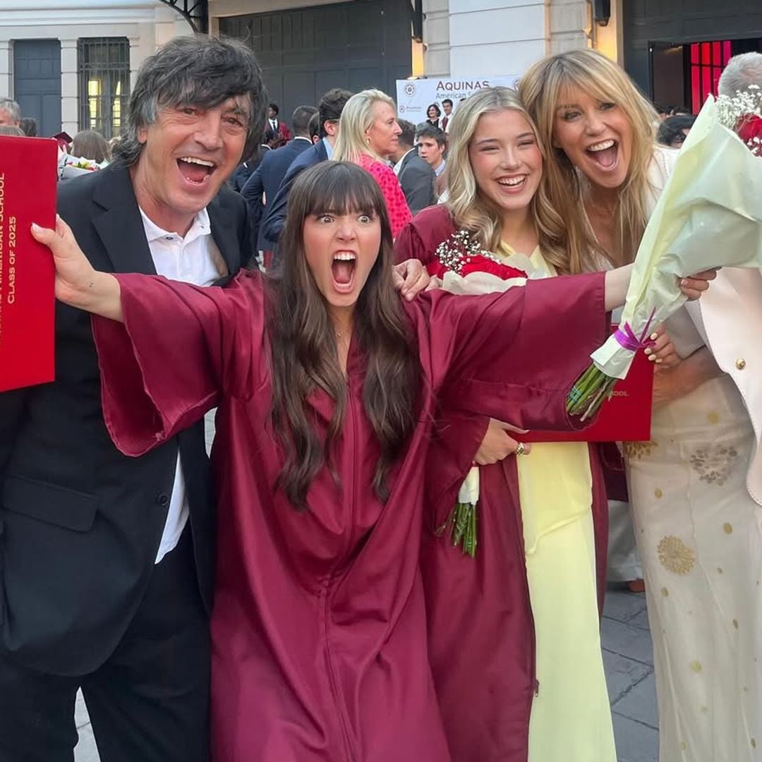 Raquel Meroño y su exmarido, Santi Carbones, en la graduación de sus hijas, Martina y Daniela