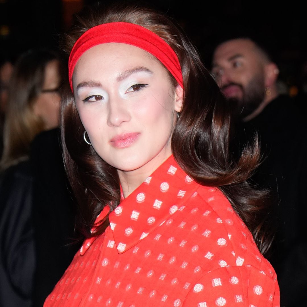 Lola Tung en el desfile de Tory Burch en Nueva York
