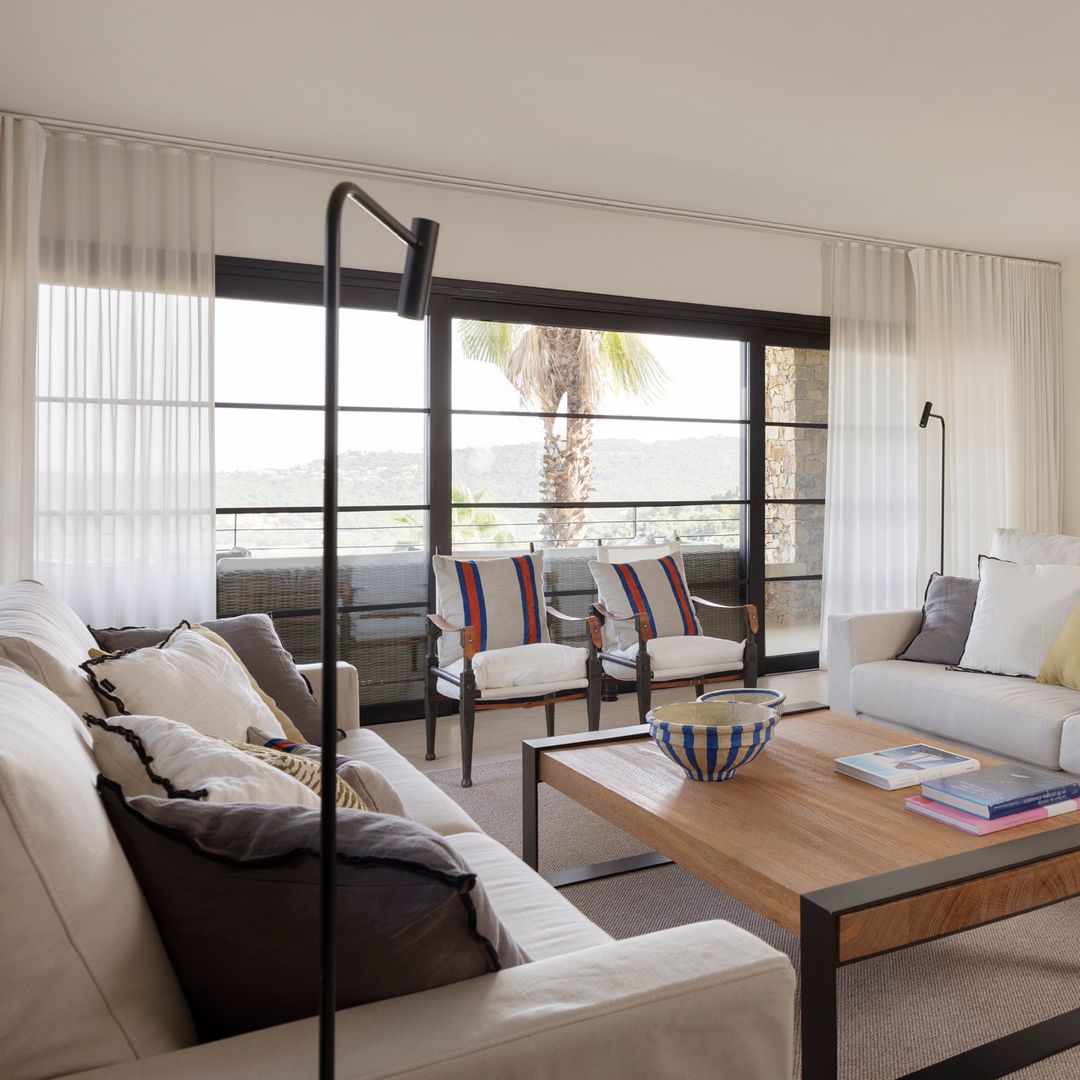 Cómo convertir el salón en el lugar perfecto para recibir, relajarse o disfrutar de una tarde de cine, según la interiorista Alejandra Padilla