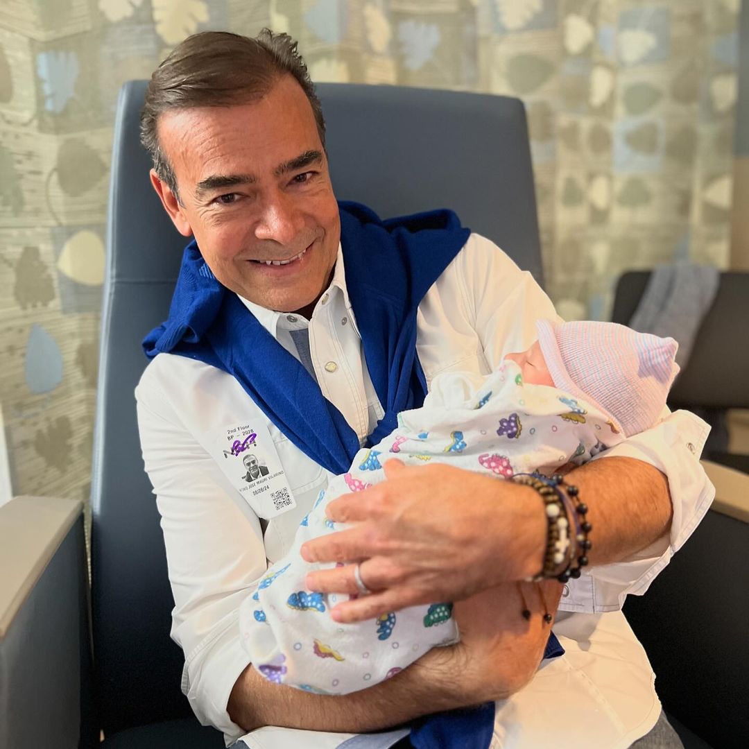 Toño Mauri anuncia el nacimiento de su segundo nieto y posa por primera vez con el bebé