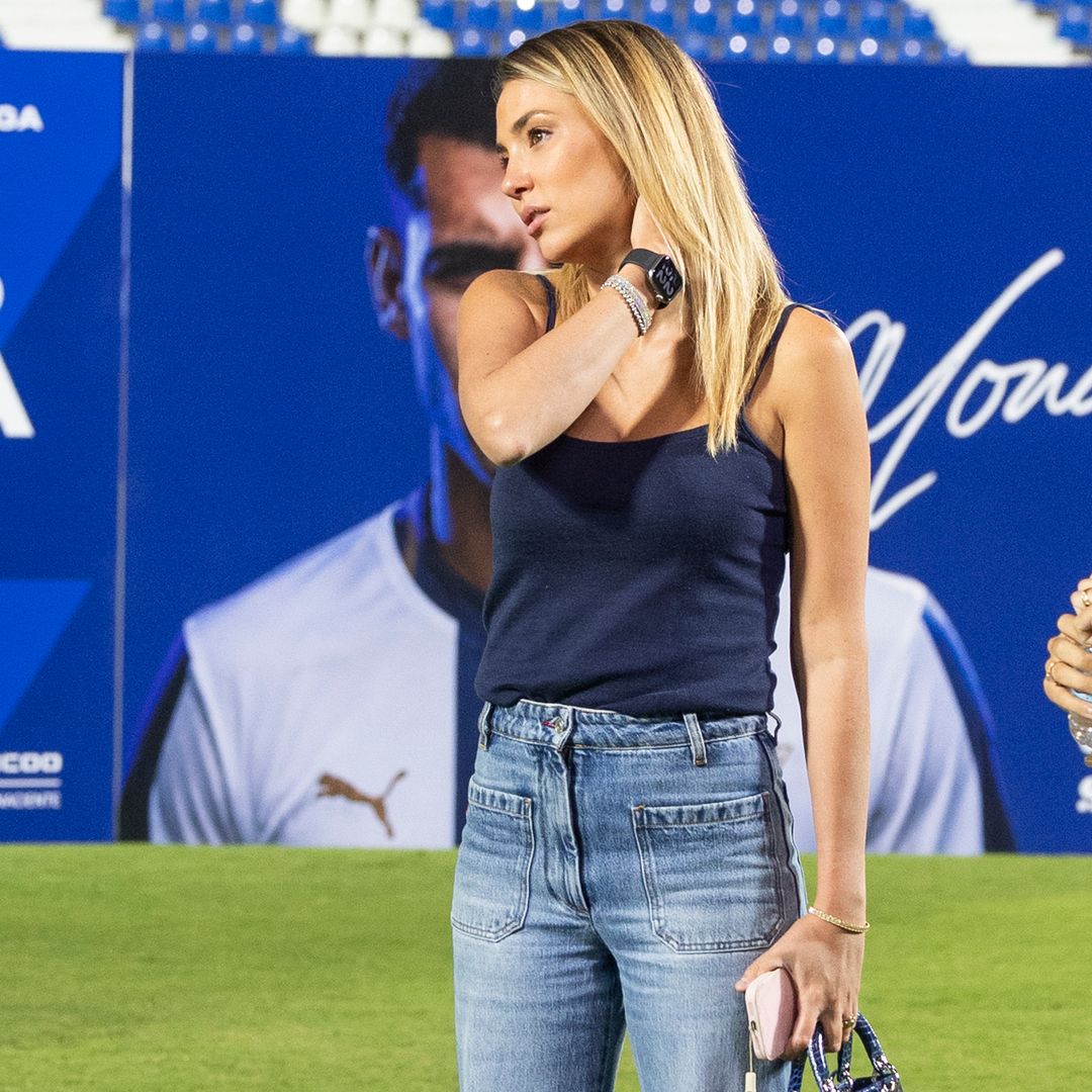 Alice Campello, puro lujo en Leganés con los vaqueros favoritos de Victoria Beckham que hacen 'efecto tipazo' y un exótico bolso de edición limitada