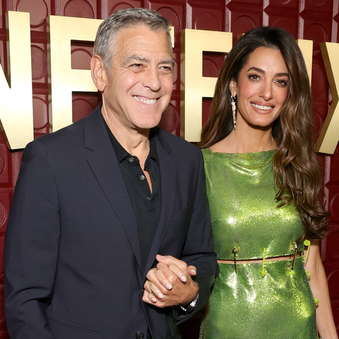 Amal Clooney impacta en el 'after-party' de los Golden Globes con un mini vestido brillante