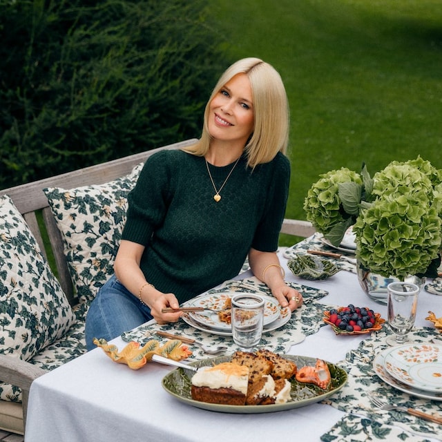 Claudia Schiffer posa a la mesa con la vajilla diseñada por ella