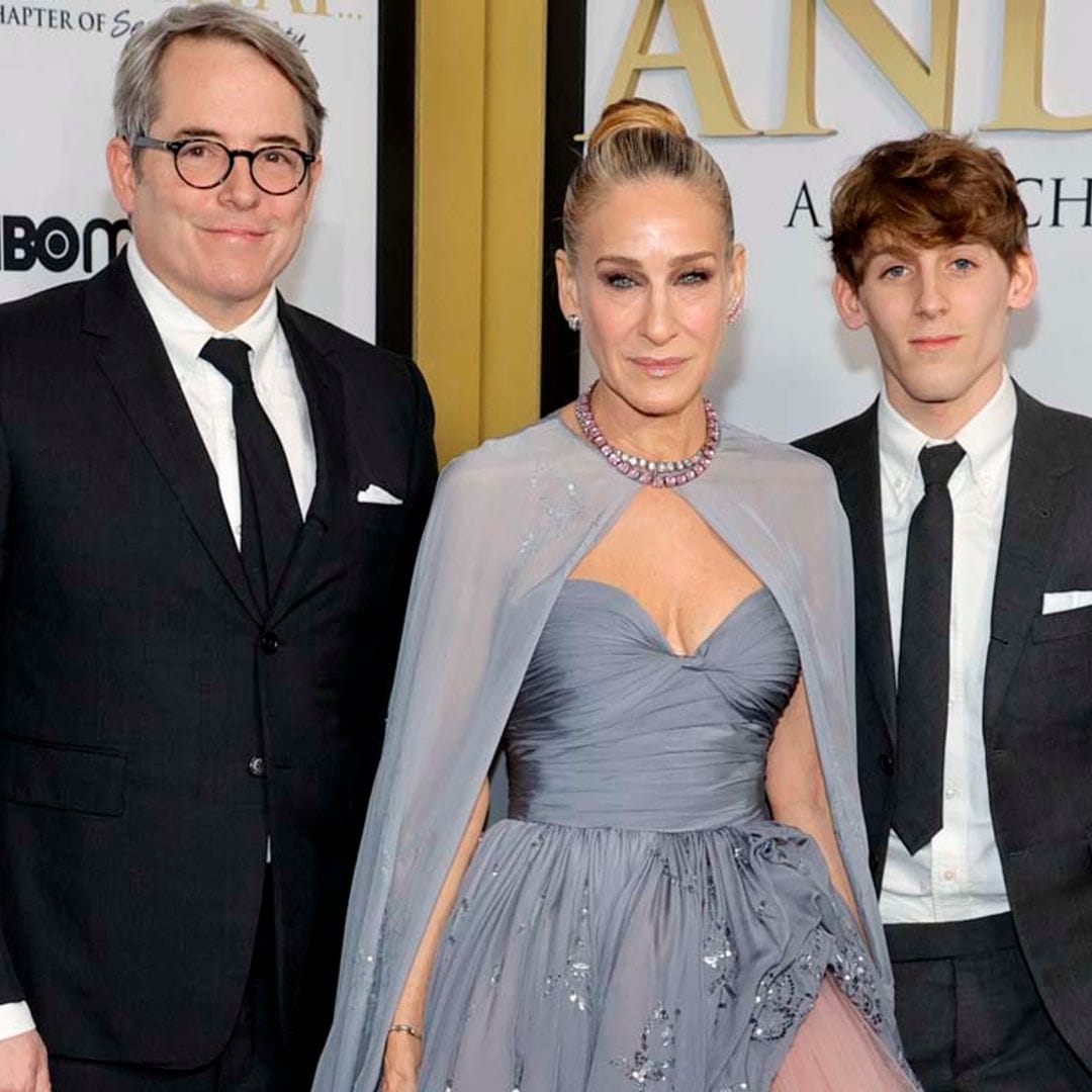 El hijo de 19 años de Sarah Jessica Parker, de estreno con su madre ¡y es clavado a ella!