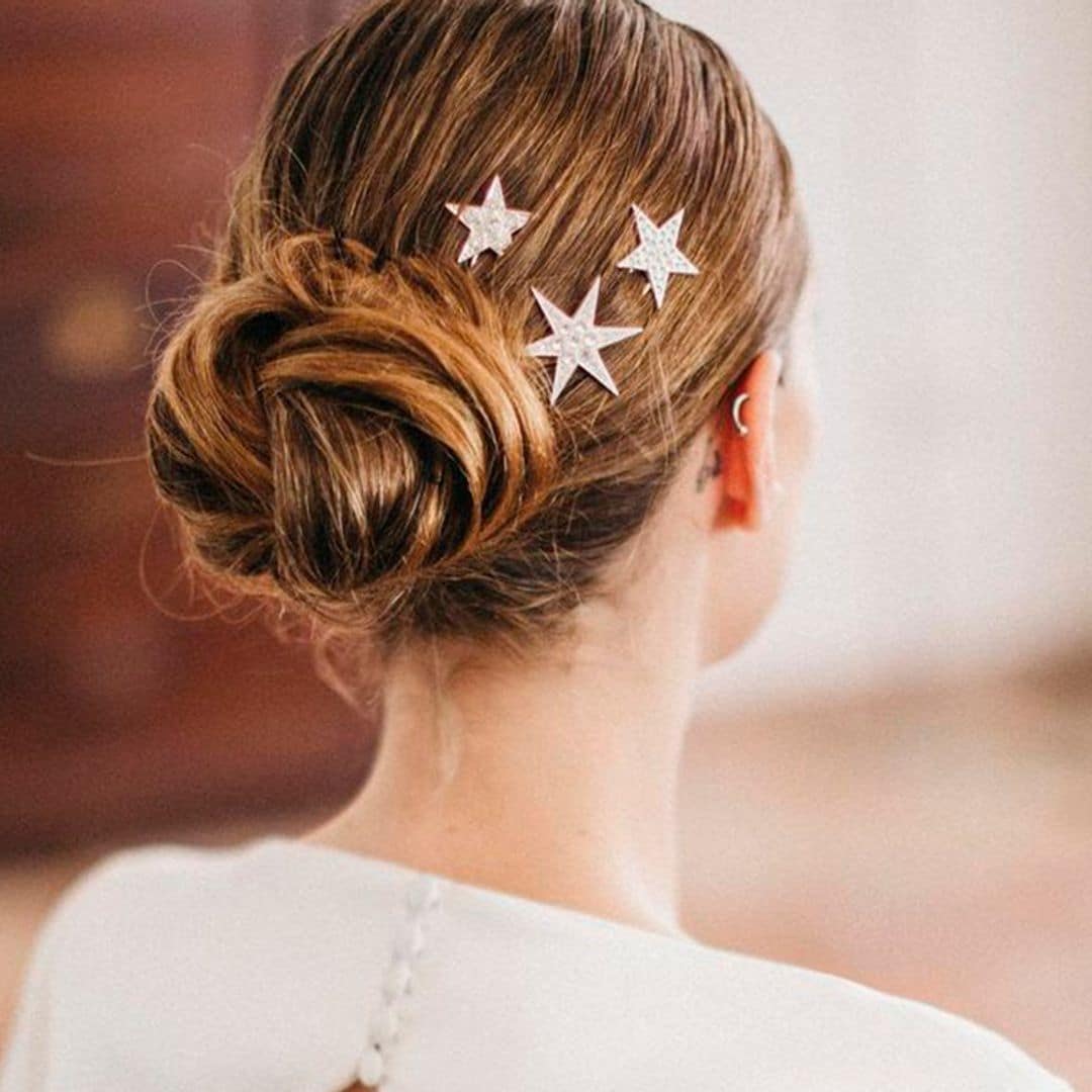 Si vas llevar un vestido de novia sencillo, estos preciosos peinados son para ti