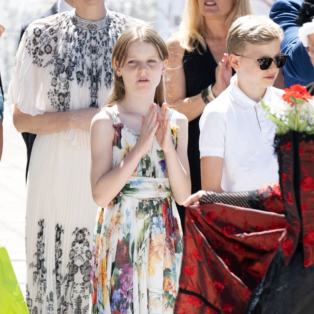 Gabriella de Mónaco brilla como condesa de Carladès con solo 10 años: vestido estampado y sandalias de rafia