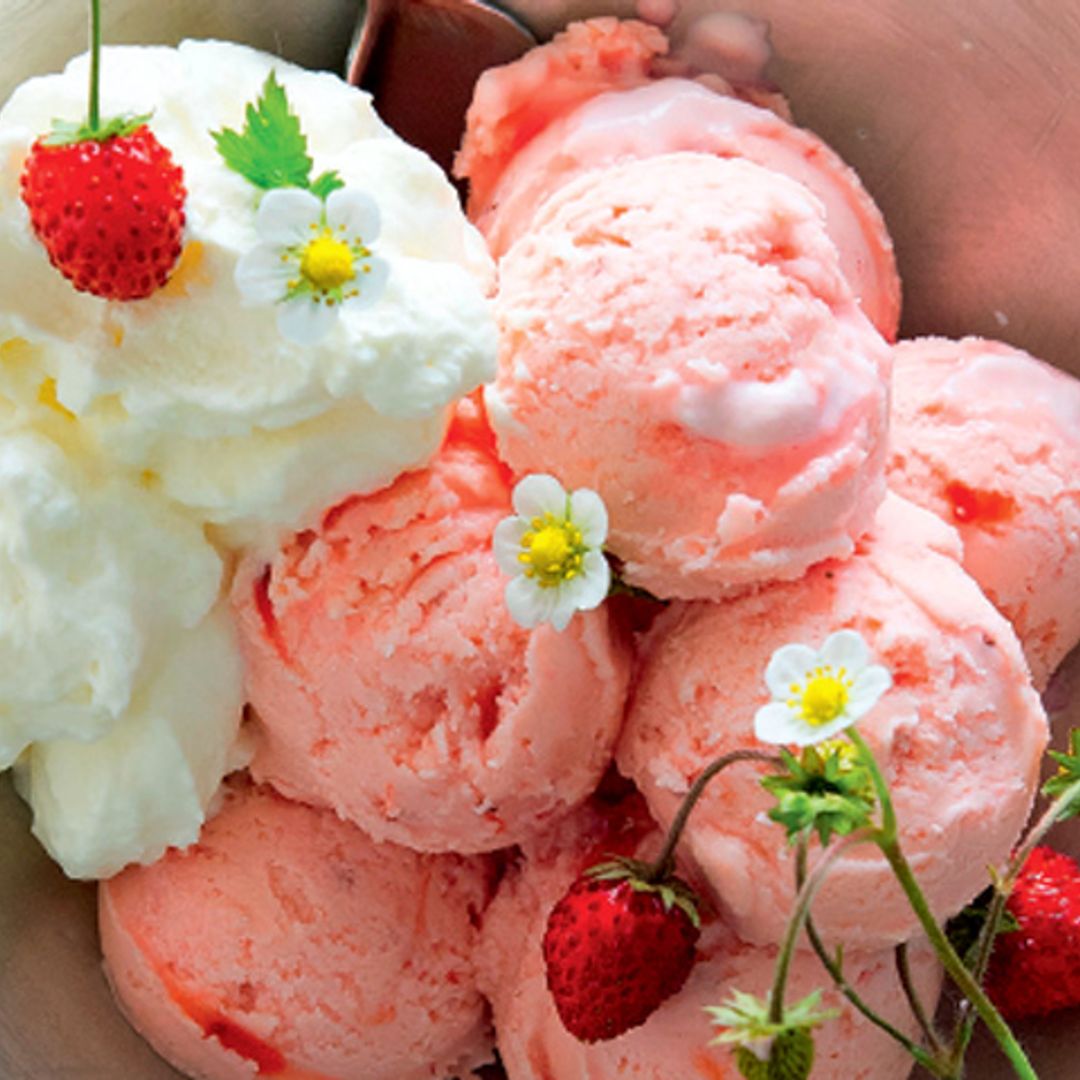Helado de fresas silvestres con nata montada