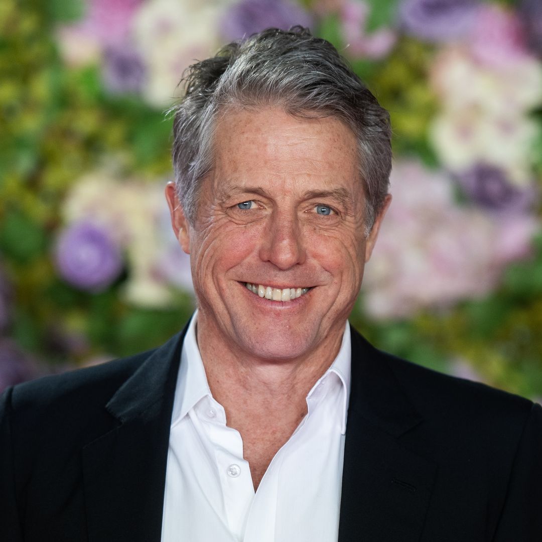 Hugh Grant, el 'gentleman' inglés de los 2000 que ya ha cumplido los 65, revela su procedencia: "Soy medio indio"