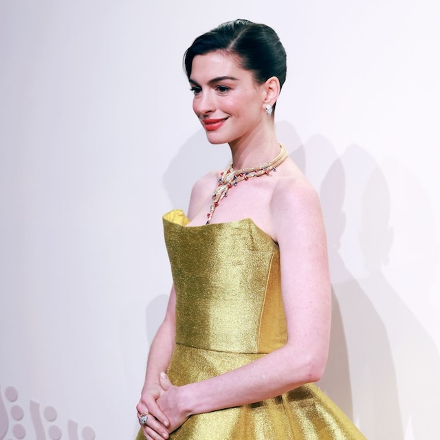 Anne Hathaway en Shanghái con vestido de Oscar de la Renta