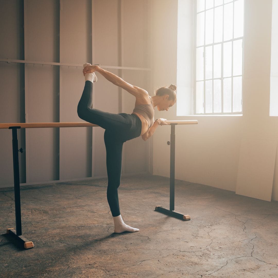 El barré se enfoca en los estiramientos y ejercicios de fuerza con ayuda de una barra de ballet.