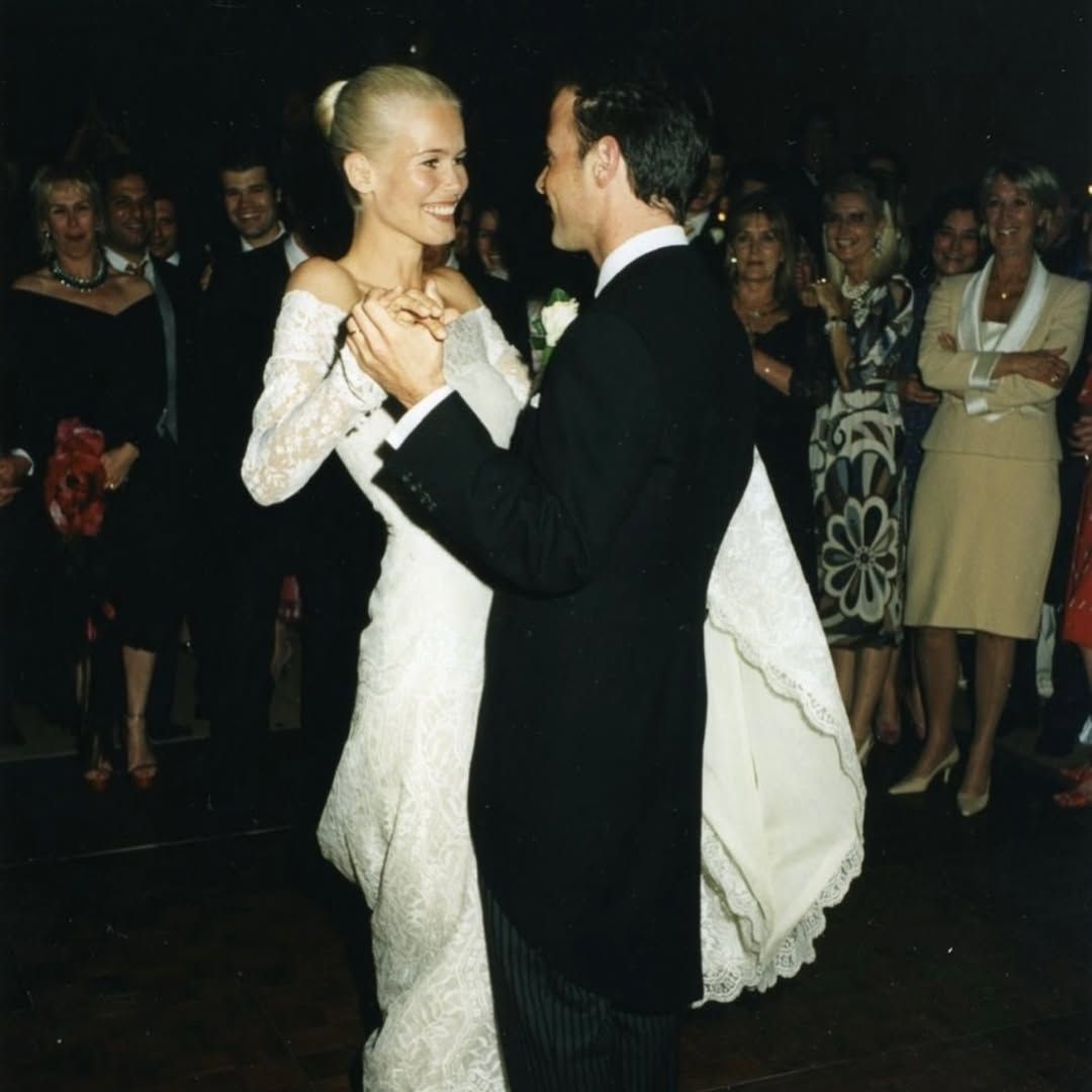 Así fue la boda de Claudia Schiffer: en una mansión Tudor del siglo XVI, con un vestido de Valentino que tiene enmarcado en casa y menú vegetariano