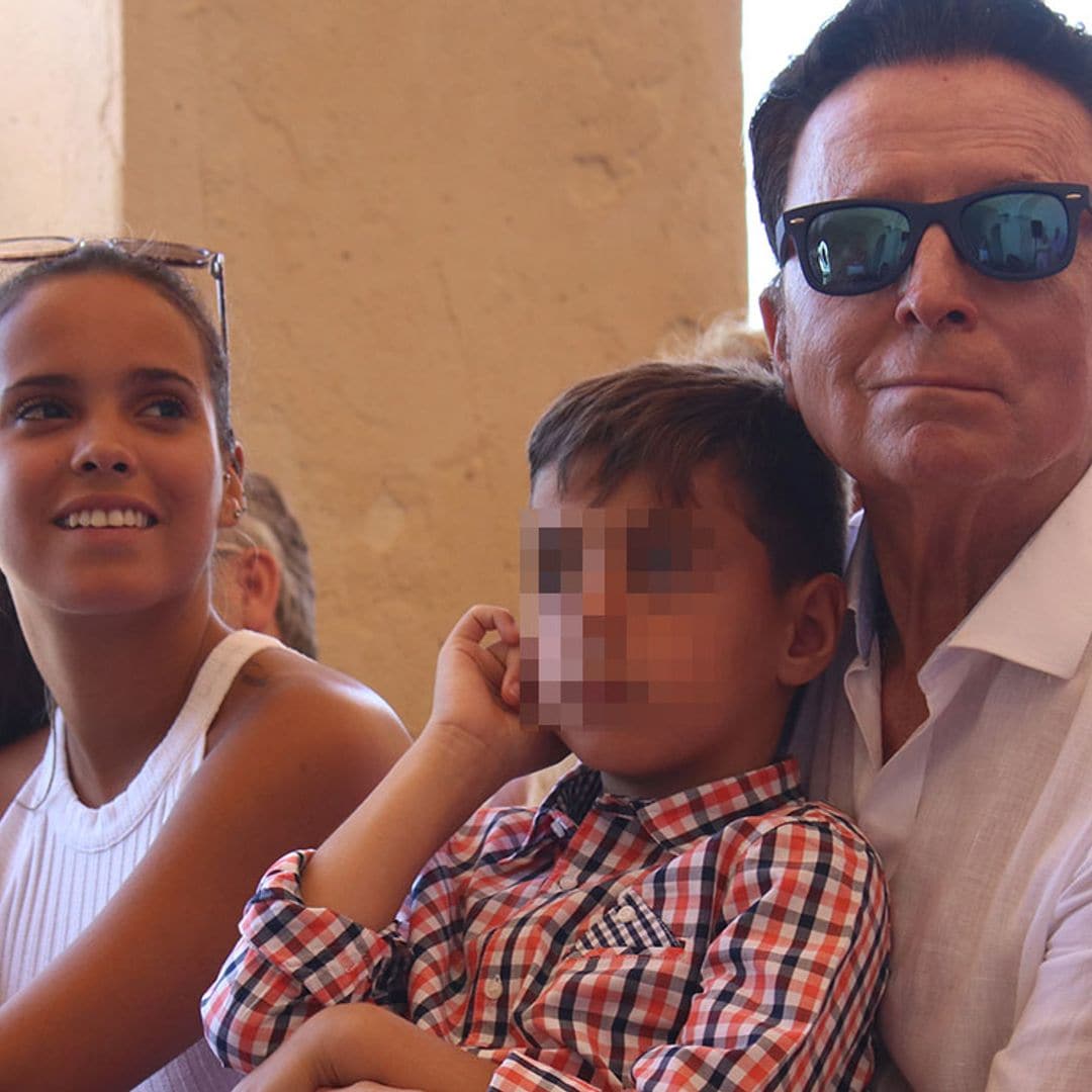 Gloria Camila reaparece, arropada por su familia, pero mantiene su silencio