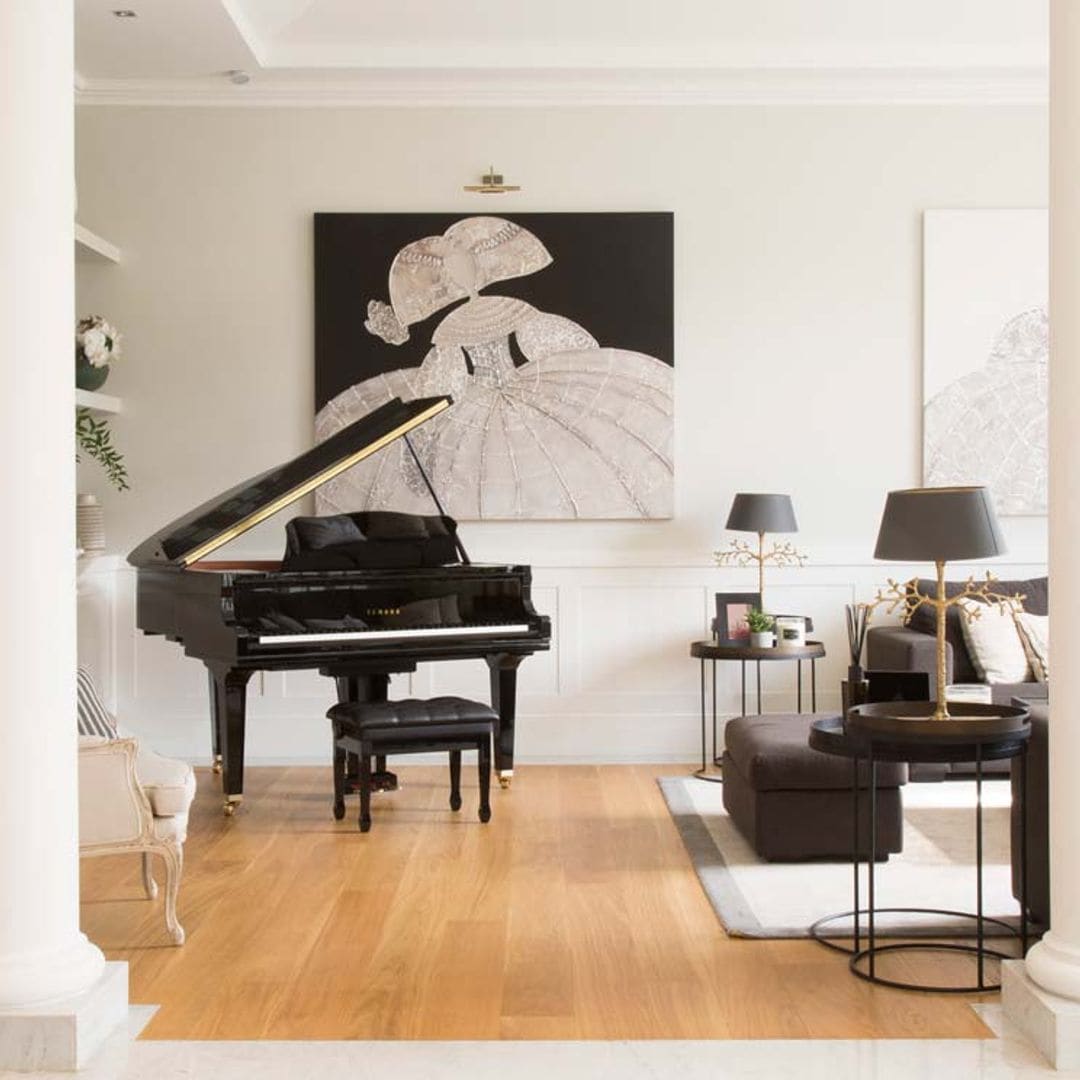 11 ideas con 'mucho arte' para colgar y colocar los cuadros en el salón