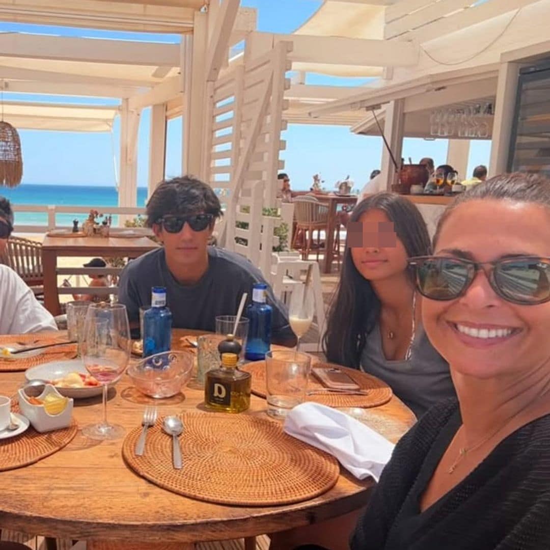 Nuria Roca desconecta en Cádiz con toda su familia y una amiga muy conocida