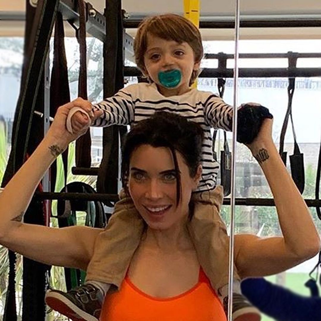 Así imitan los hijos de Pilar Rubio y Sergio Ramos los entrenamientos de papá