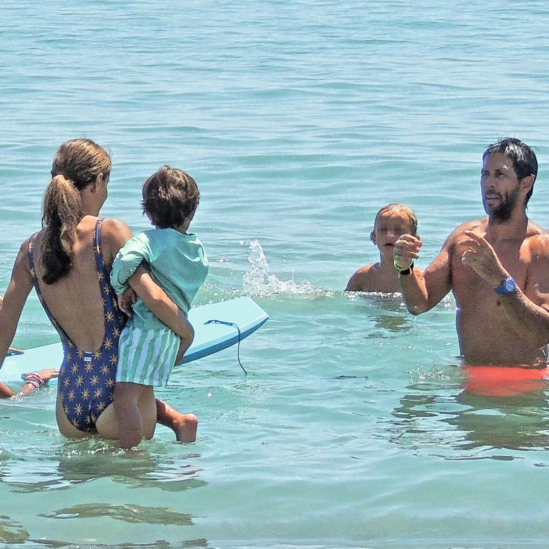 Ana Boyer y el secreto detrás de su posado más espectacular en bañador: un 'entrenamiento' a base de castillos, pesca y surf con sus hijos