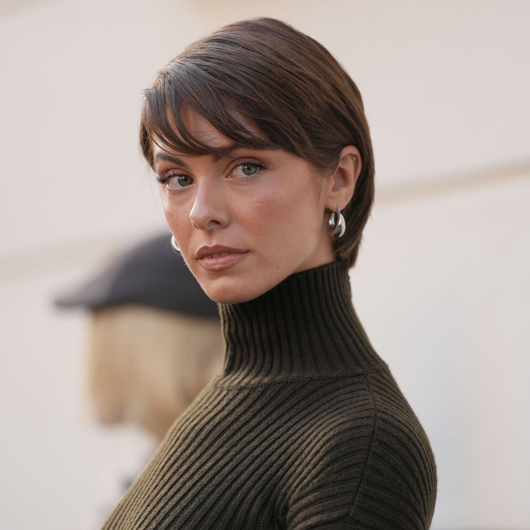 Mujer con pelo corto 