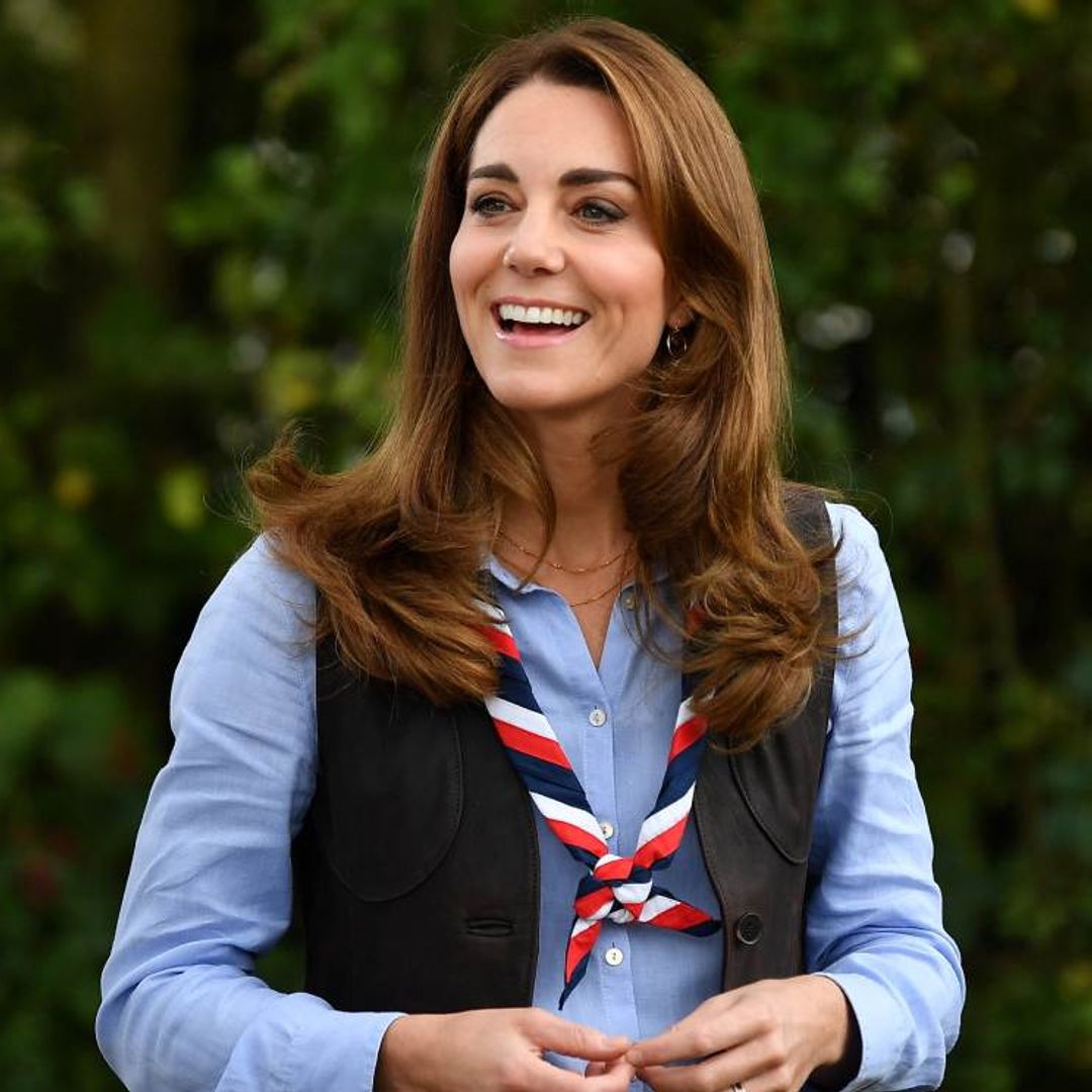 Kate Middleton rejuvenece su imagen con vaqueros pitillo y las botas de Leonor