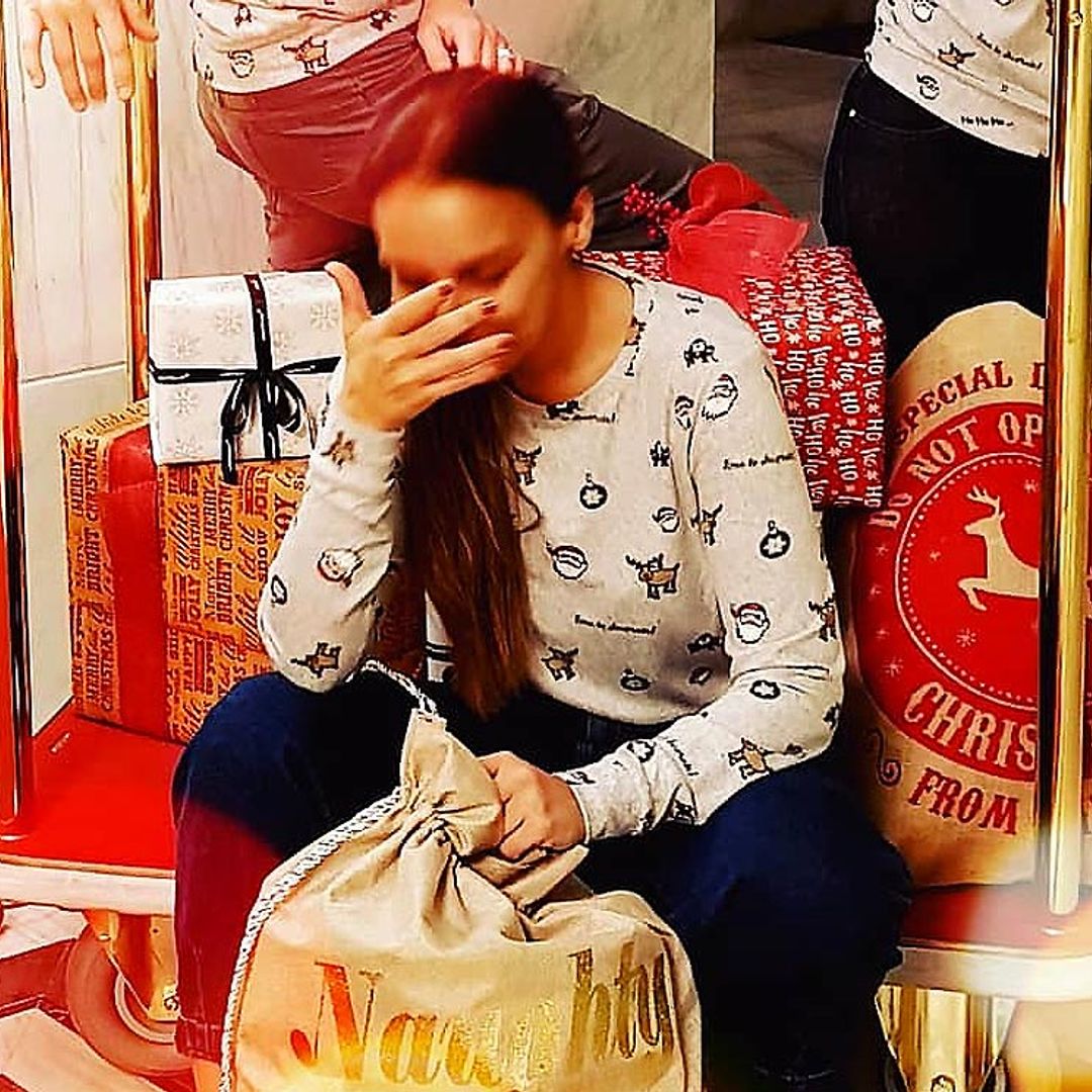 Con jerseys navideños, sin maquillar... así han sorprendido a Chenoa en su despedida de soltera