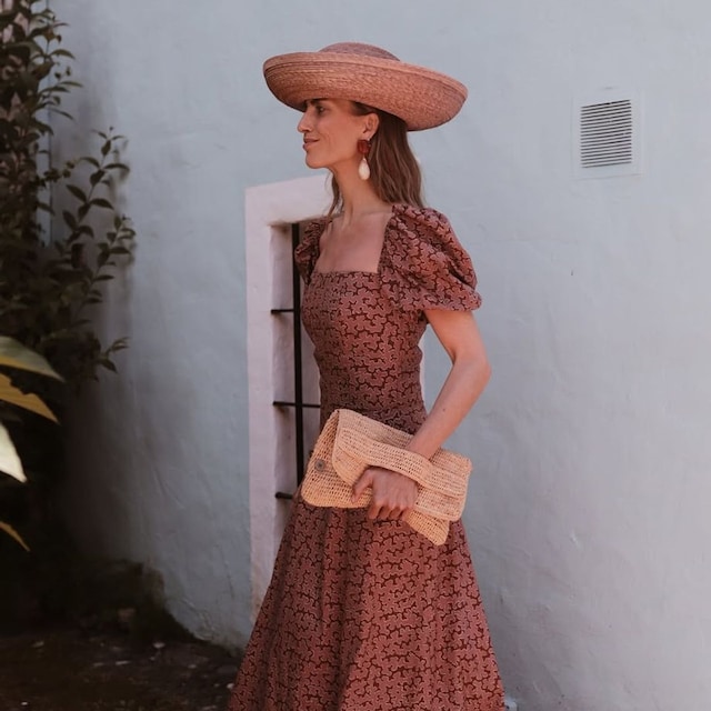 Carmen de la Puerta con look de invitada y tocado