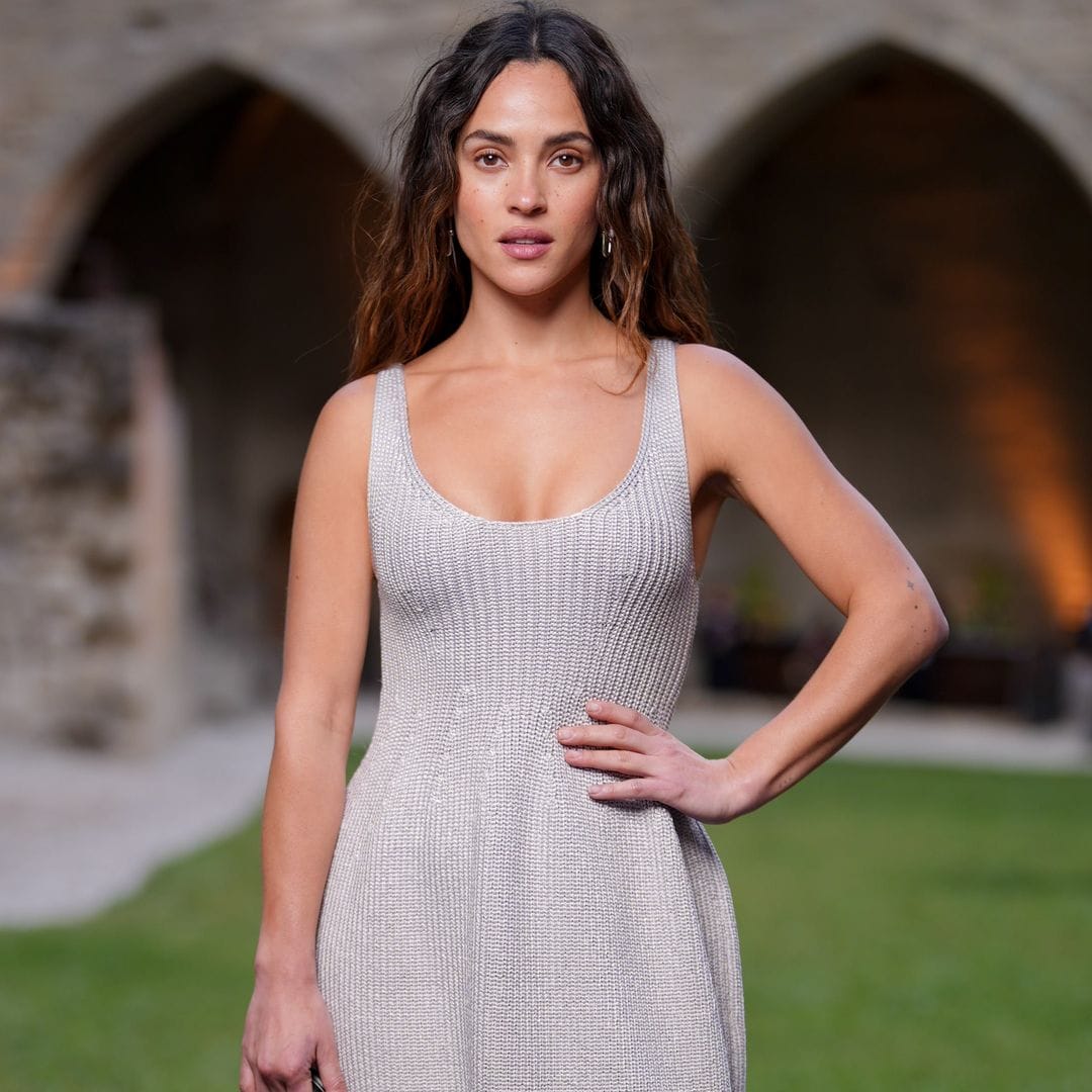 Adria Arjona se suma a la tendencia midi en el desfile de Louis Vuitton