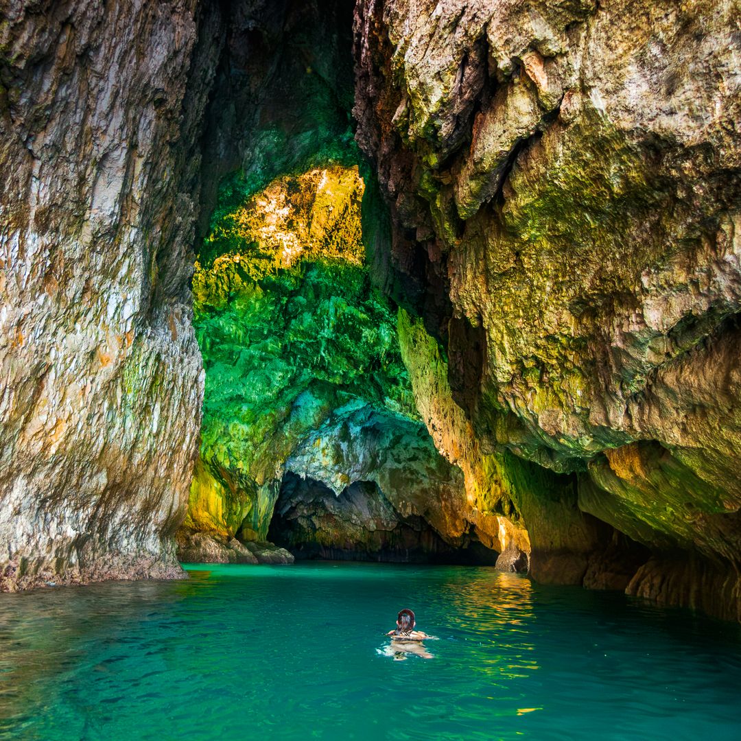 Cueva marina junto al faro del Caballo en Santoña, Cantabria
