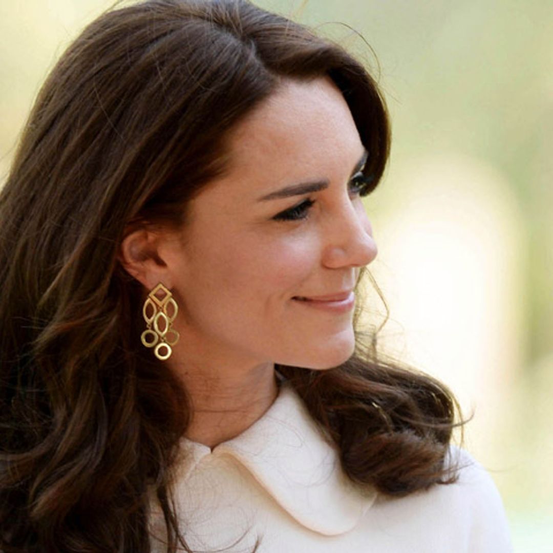 La diseñadora favorita de la Duquesa de Cambridge habla de sus críticas al vestido de novia de la Duquesa de Sussex