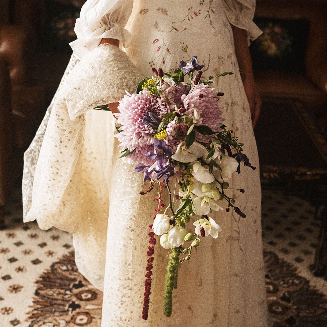 Ramos de novia con flores moradas, el fenómeno al que recurren las novias que más saben de moda