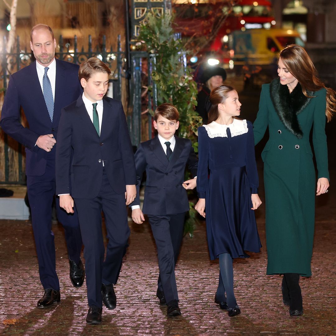 El príncipe George, la princesa Charlotte y el príncipe Louis apoyan a Kate en el tradicional servicio de villancicos