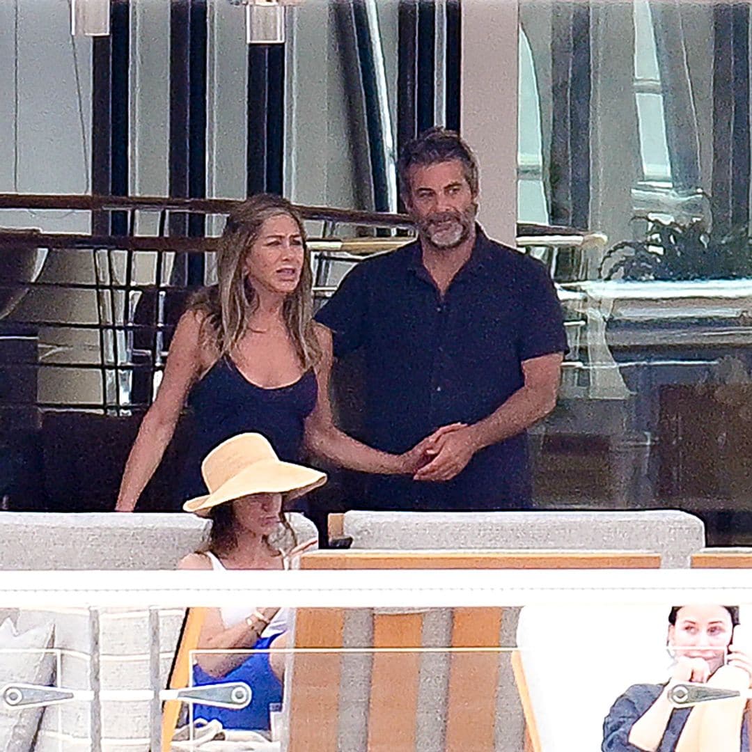 Las fotos más reveladoras de Jennifer Aniston con el 'gurú del amor' Jim Curtis en Mallorca