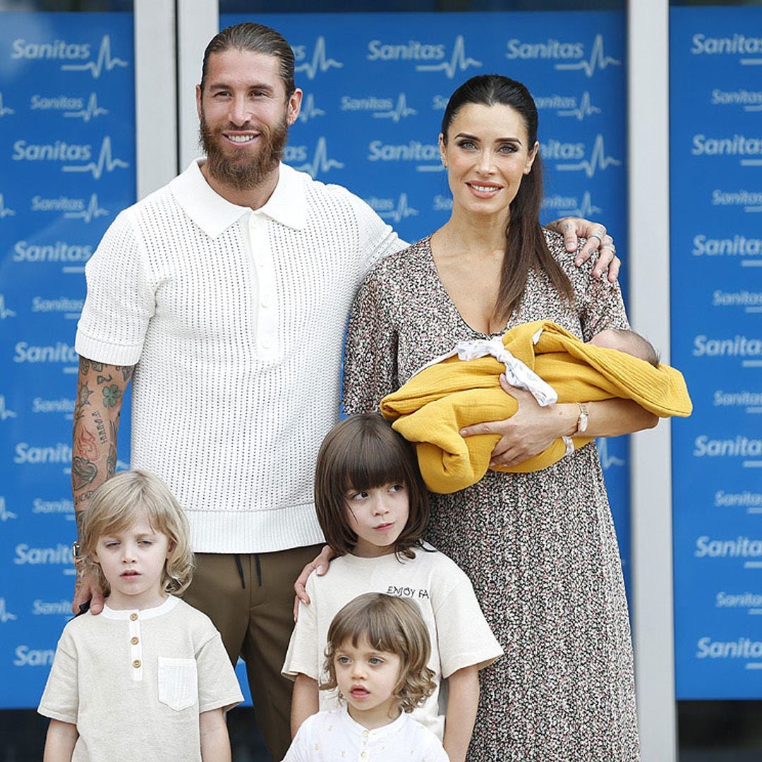 Muy sonrientes y acompañados de sus hijos: Pilar Rubio y Sergio Ramos abandonan el hospital con su bebé