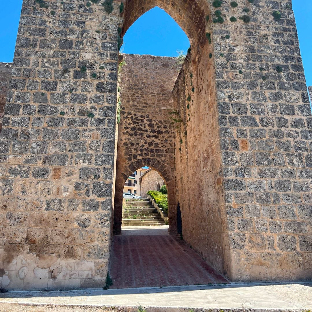 Arco de Cocegón en la muralla de Brihuega, Guadalajara