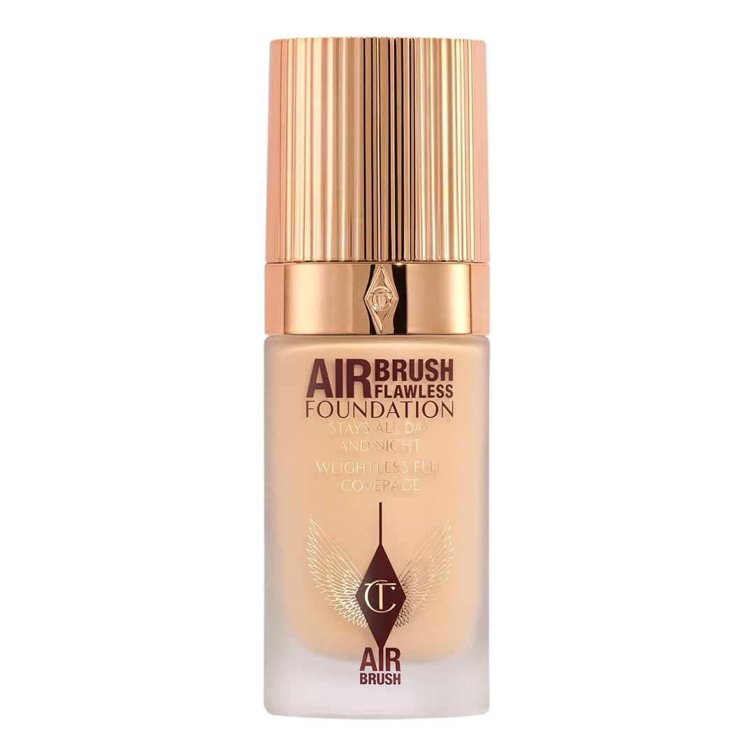 Airbrush Flawless Foundation, de Charlotte Tilbury (52 euros), proporciona una piel difuminada, sin poros y suavizada con una cobertura ligera que aguanta intacta 24 horas. Además, gracias a sus Biomimetic Second-Skin Tech™ y Aircool Technology™ se sienten como una segunda piel; aparte de sus ingredientes de cuidado que mejoran su calidad tras cada uso. 