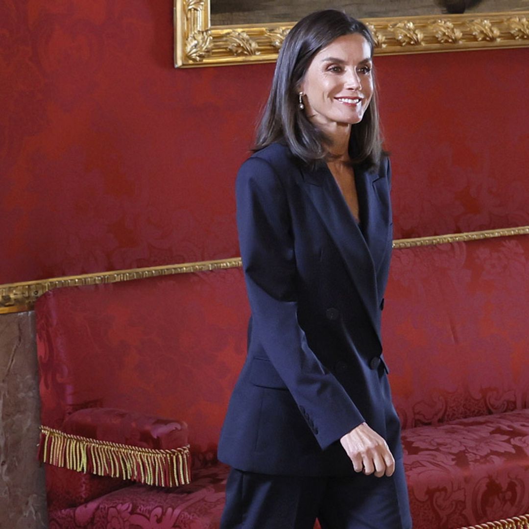 La reina Letizia sorprende al cambiar sus zapatillas por unas cómodas bailarinas con escote lateral