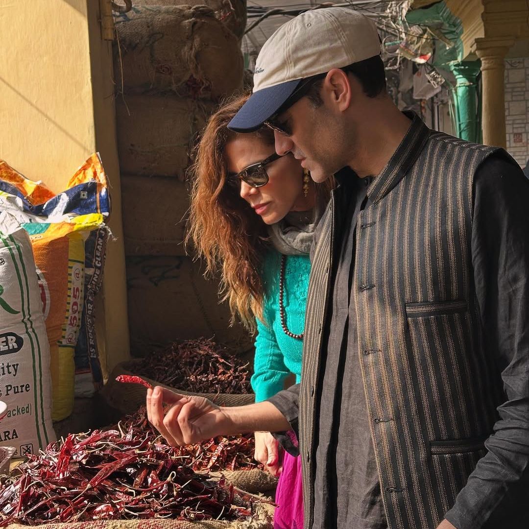 Juana Acosta y Marco Llorente en un mercado de Delhi, India