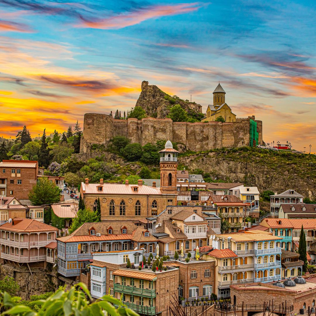 Tiflis, capital de Georgia, con su fortaleza de Narikala dominando la ciudad desde lo alto