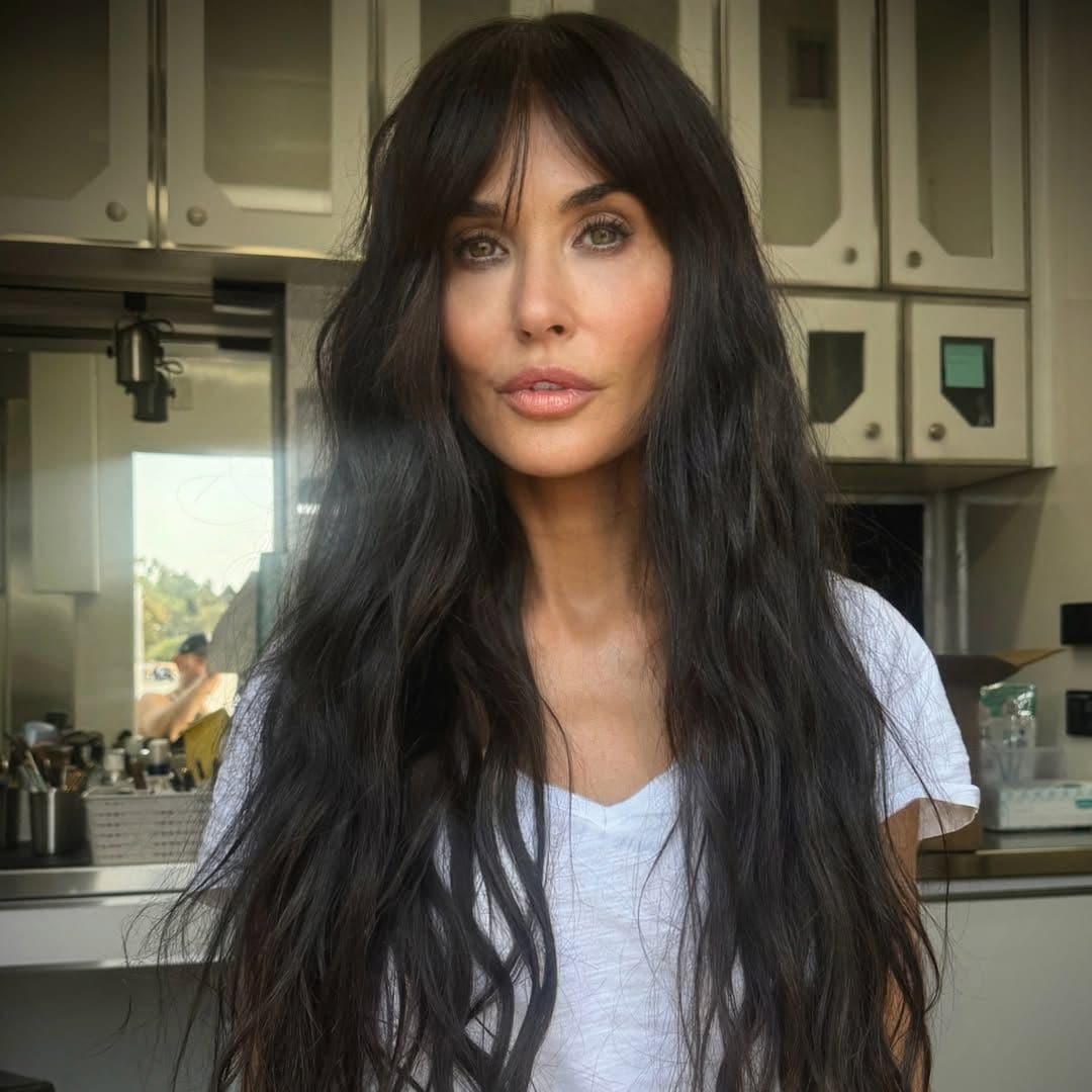 Demi Moore presume nuevo cambio de look con flequillo.