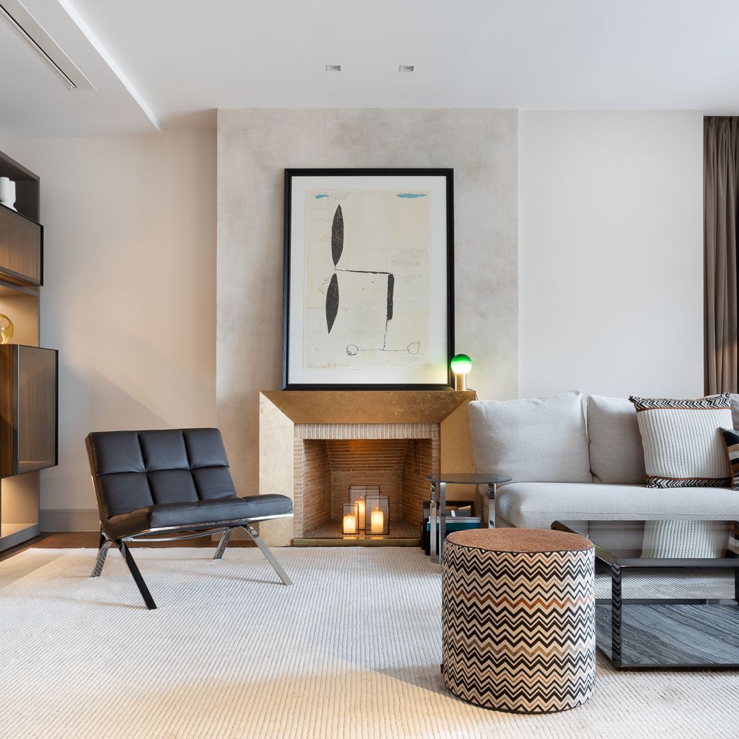 Salón con una gran alfombra